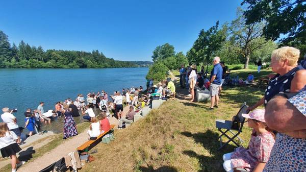 Tauffest am Badestrand in Brennet
