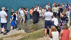 Tauffest am Badestrand in Brennet