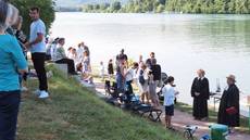 Taufgottesdienst am Badestrand in Brennet (Wehr); Gemeinsames Singen des Taufevangeliums