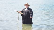 Taufgottesdienst am Badestrand in Brennet (Wehr); Ansprache, Pfarrer Peter Hasenbrink steht im Rhein