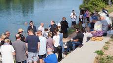 Taufgottesdienst am Badestrand in Brennet (Wehr); Taufakt im Rhein; Pfarrer Peter Hasenbrink und Prädikantin Eva Maria Frommeyer