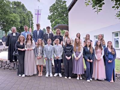 Konfirmation 2025, Pressebild vor dem Gemeindesaal